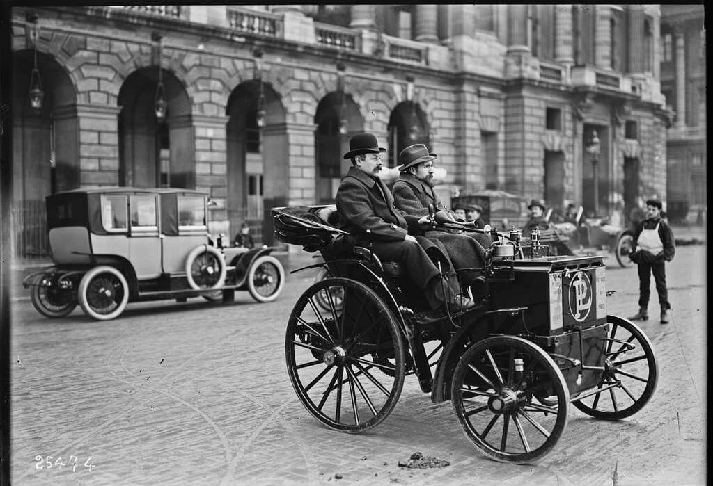 La France en mouvement. Panhard au départ de la Place de la Concorde, années 1891