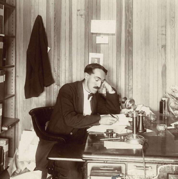 Charles McCarthy Charles McCarthy à son bureau, absorbé dans son travail. Charles McCarthy at his desk, absorbed in his work.